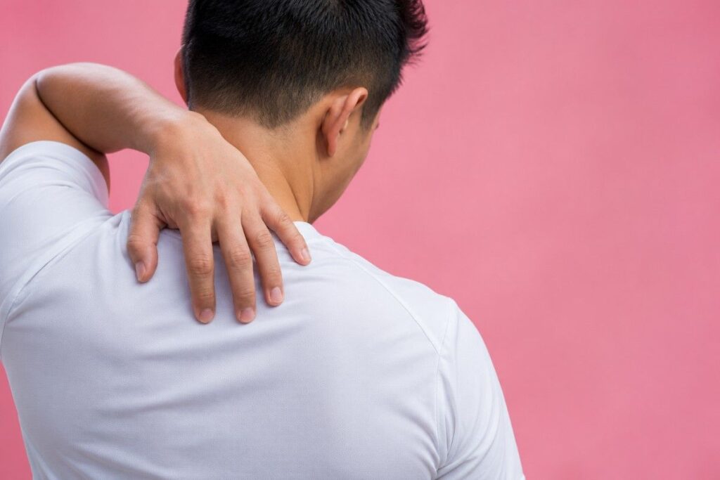 Sports-Related Brachial Plexus Injury Treatment in Thrissur showing an individual experiencing shoulder and neck pain caused by a possible sports-related nerve injury.